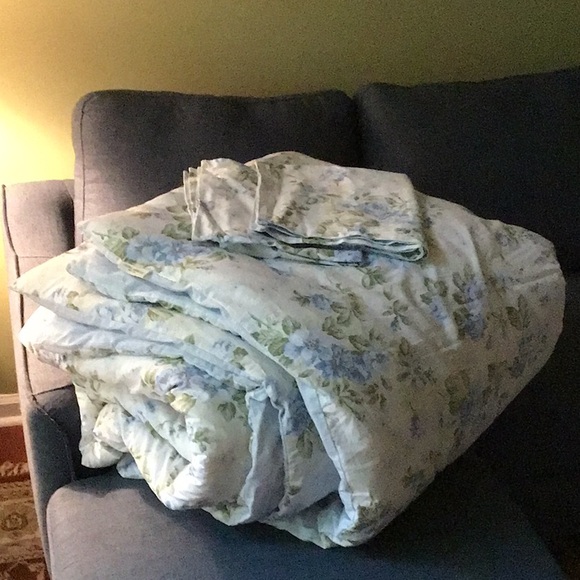 Laura Ashley Other - Very large, King size comforter and two king size pillowcases